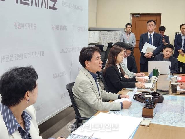 ▲ 김진태 강원도지사가 12일 도청 기자실에서 열린 정례간담회에서 주요 안건에 대해 설명하고 있다. 심예섭