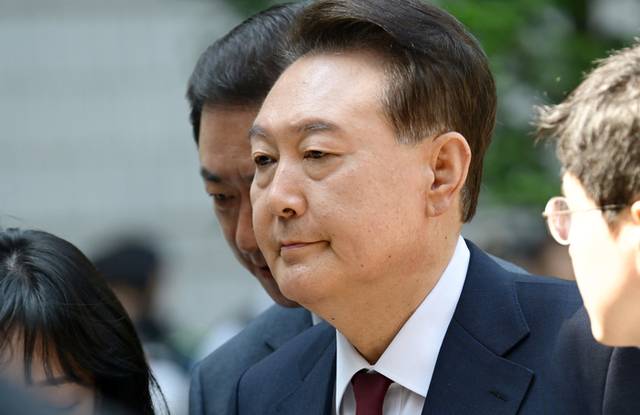 ▲ 윤석열 전 대통령이 12일 서울 서초구 중앙지방법원에서 열린 내란 우두머리 혐의, 직권남용 권리행사방해 혐의 사건 3차 공판에 출석하고 있다. 연합뉴스