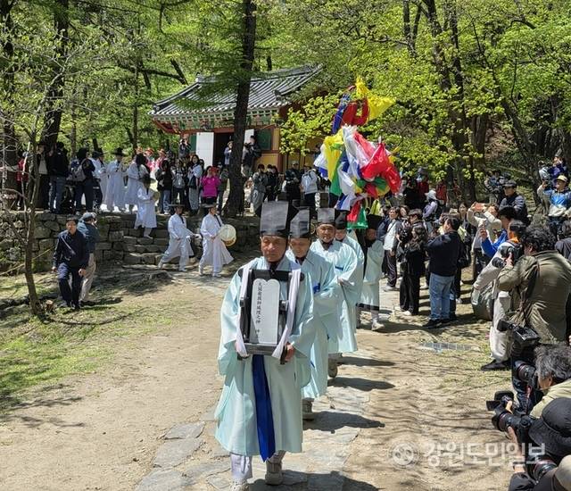 ▲ 12일 ‘대관령산신제 및 국사성황제’에서 진행된 신목 모시기 및 대관령국사성황 행차 모습. 황선우 기자