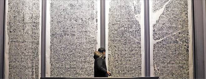 서울 용산구 국립중앙박물관에 전시된 광개토태왕비 탁본. /뉴스1