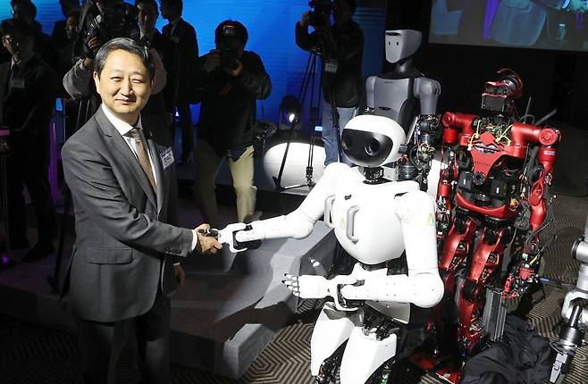 안덕근 산업통상자원부 장관이 4월 10일 서울 중구 플라자호텔에서 열린 K-휴머노이드 연합 출범식에서 '에이로봇'과 기념촬영하고 있다. 사진=이솔 한국경제신문 기자