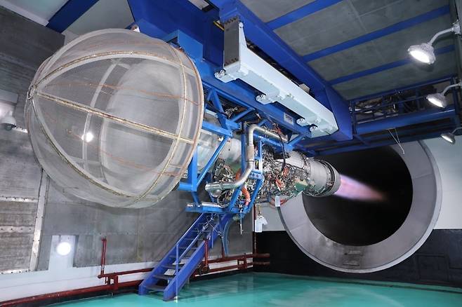 2024년 4월 12일 한화에어로스페이스 창원1사업장에서 한화에어로스페이스가 생산한 1만호 엔진 'F404'의 테스트가 진행되고 있다. F404 엔진은 초음속 고등훈련기 T-50에 탑재된다. 한화에어로스페이스는 미국 제너럴일렉트릭(GE)의 F404, F414 엔진 등의 국내 조립 생산과 주요 부품 국산화를 담당하고 있다. 사진=한화에어로스페이스