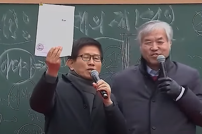 김 후보가 2019년 12월 한 집회에서 직접 인쇄한 검찰의 전 목사 구속영장 청구서를 들고 “아무리 읽어봐도 죄가 하나도 없다”며 “오직 대한민국을 사랑한다는 이유로 구속할 수 없다”고 주장했다. 유튜브 갈무리