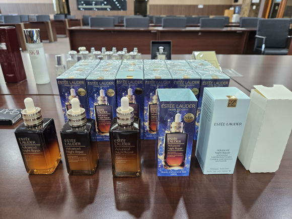 관세청은 12일 미국산 화장품 에스티로더로 둔갑한 중국산 화장품 위조품을 공개했다. 관세청 제공.
