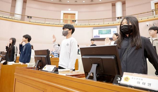 대전시의회 ‘2025년 상반기 청소년 의회교실’에 참석한 대전 서부초등학교 학생들이 12일 오전 대전시의회 본회의장에서 의정 체험을 하고 있다. 대전시의회
