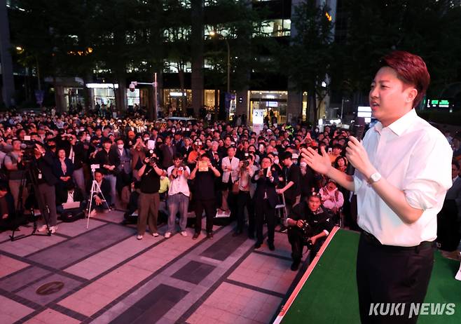 이준석 개혁신당 대선후보가 12일 오후 서울 중구 청계광장에서 열린 집중유세에서 시민들에게 지지를 호소하고 있다.