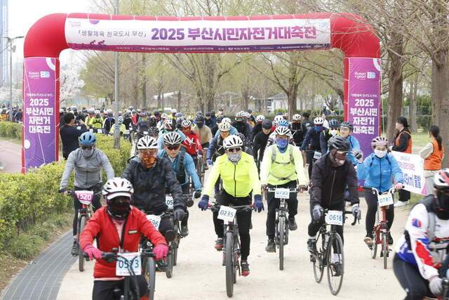 부산 시민들이 지난달 5일 낙동강 국토대장정 자전거길에서 열린 2025 부산시민자전거대축전에서 힘차게 페달을 밟고 있다. 부산시는 2022년 이후 지금까지 총 415억원 규모의 예산을 투입해 신규 생활체육시설 41곳을 조성하고 노후 시설 62곳을 개보수했다. 부산시 제공