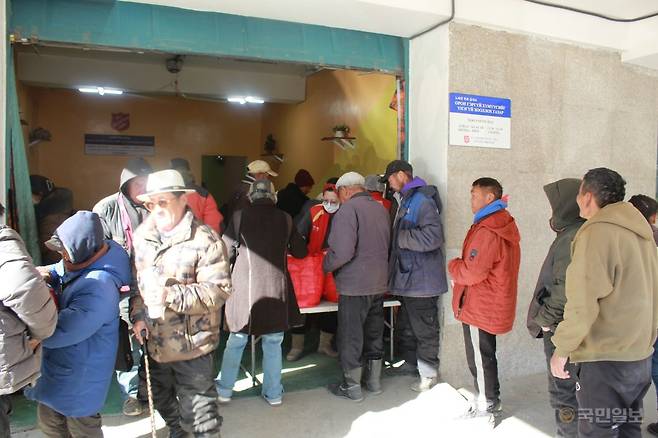 반유미 울란바토르영문 사관이 지난해 10월 울란바토르 북동부 한 게르촌에서 몽골 노숙인들에게 식사를 나누고 있다. 한국구세군 몽골대표부 제공