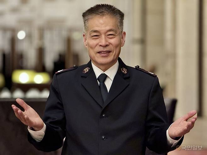 윤병학 울란바토르영문 사관이 9일 몽골 울란바토르 한 식당에서 국민일보와 만나 인터뷰 후 사진을 촬영하고 있다.