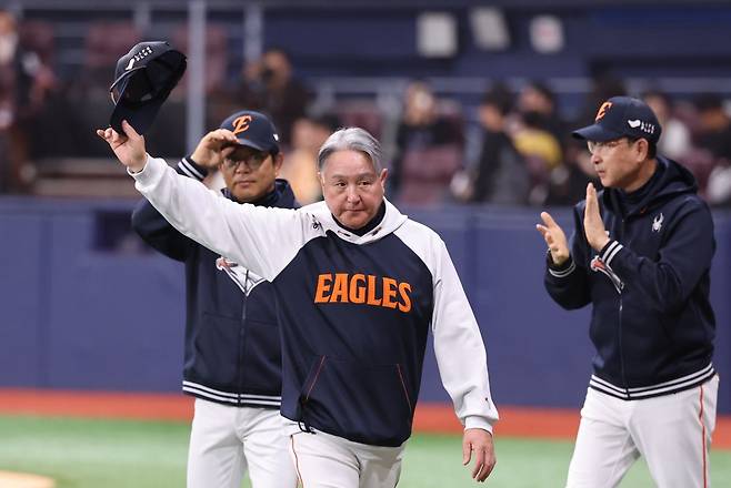 김경문(가운데) 한화 이글스 감독이 11일 서울 고척스카이돔에서 열린 키움 히어로즈와의 2025 프로야구 KBO리그 경기에서 승리한 뒤 모자를 벗은 채 관중을 향해 인사하고 있다. 연합뉴스