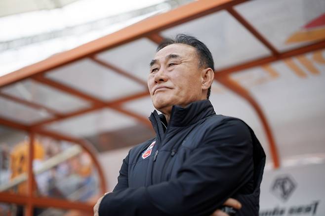 김학범 제주 SK FC 감독이 11일 제주도 서귀포월드컵경기장에서 열린 2025 K리그1 13라운드 울산 HD와 홈 경기에서 그라운드를 지켜보고 있다. 한국프로축구연맹 제공