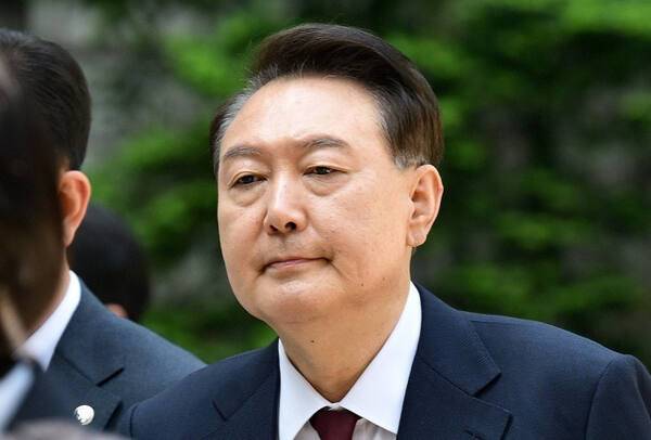 12일 서울 서초구 중앙지방법원에서 열린 내란 우두머리 혐의, 직권남용 권리행사방해 혐의 사건 3차 공판에 출석 중인 윤석열 전 대통령. 연합뉴스