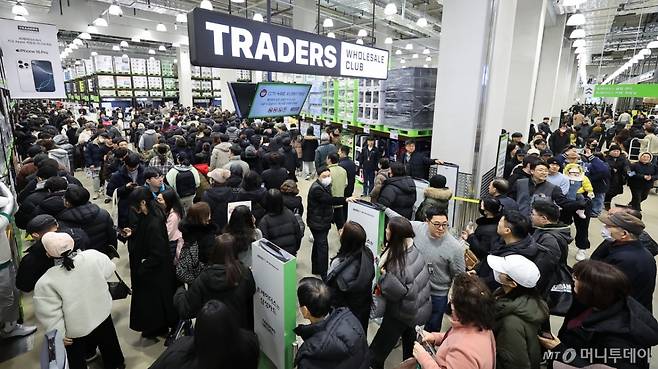 14일 오전 서울 강서구 트레이더스 홀 세일 클럽(이하 트레이더스) 마곡점을 찾은 고객들이 매장 개장 시간에 맞춰 입장하고 있다. 트레이더스 마곡점은 지난 2023년 12월 오픈한 수원화서점에 이어 14개월만에 오픈하는 점포로, 월계점에 이어 서울특별시에 2번째로 선보이는 점포다. 2025.2.14/뉴스1