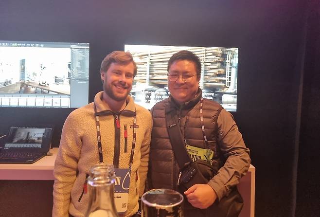 김태윤 뉴스프링 대표(사진 오른쪽)가 핀란드 헬싱키에서 열린 SLUSH에서 영국 VC 관계자와 기념사진을 촬영 중이다/사진제공=뉴스프링