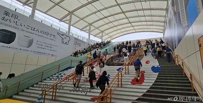 12일 일본 오사카시의 유메시마역에서 외국인 관광객들이 오가는 모습. / 사진 = 오진영 기자