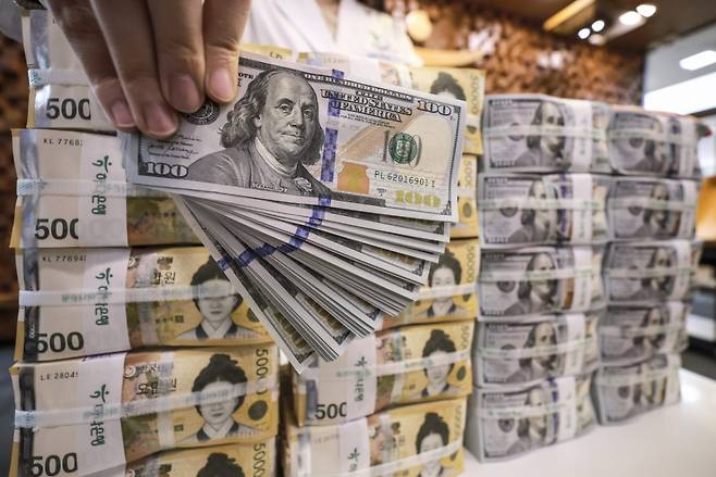 지난 7일 서울 중구 하나은행 위변조대응센터에 원화와 달러화가 놓여있다. 이날 서울 외환시장에서 원·달러 환율은 전 거래일 주간거래 종가(1405.3원)보다 25.3원 내린 1380.0원에 출발했다. 원·달러 환율이 1380원대에서 거래를 시작한 것은 계엄 사태 이전인 지난해 11월 8일 이후 반 년 만에 처음이다./사진=노시스