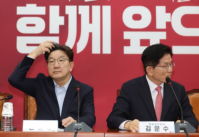국민의힘 김문수 대선 후보와 권성동 원내대표가 11일 서울 여의도 국회에서 열린 중앙선거대책위원회 회의에 참석해 있다. <연합>