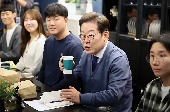 이재명 더불어민주당 대선후보가 제21대 대통령선거 공식 선거운동이 시작된 12일 경기 성남시 분당구 판교역 인근 미팅룸에서 열린 ‘K-혁신’ 브라운백 미팅에서 IT 개발자들과 대화하고 있다. 이상섭 기자