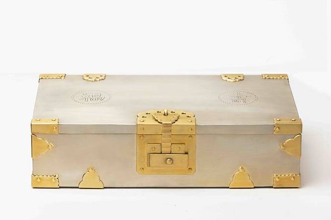 이경노_백동 선각 수복문 문서함(白銅 線刻 壽福文 文書函) 27.8x15x7(h)cm 2025.이경노.All rights reserved *재판매 및 DB 금지