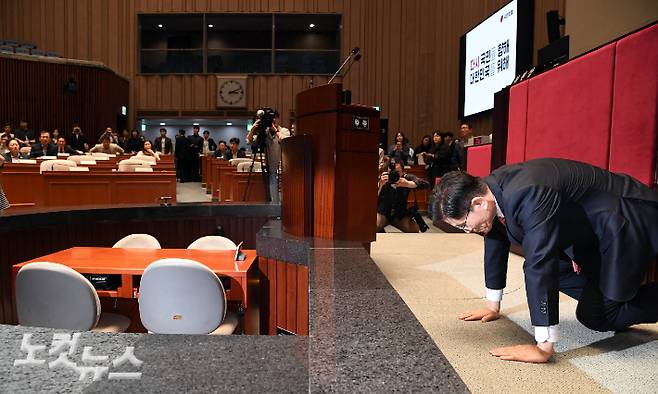 국민의힘 김문수 대선후보가 11일 국회에서 열린 의원총회에 참석해 인사말 후 큰절을 하고 있다. 황진환 기자