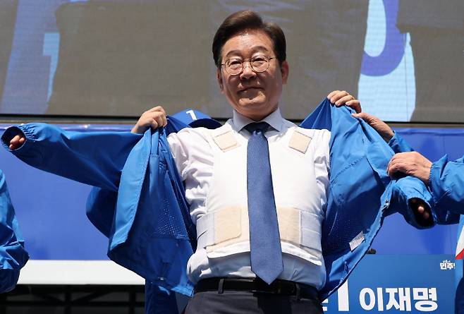 더불어민주당 이재명 대선 후보가 6·3 대통령선거 공식 선거운동 첫날인 12일 서울 광화문 청계광장에서 열린 중앙선대위 출정식 및 첫 유세에서 방탄복 위에 선대위 점퍼를 입고 있다. 연합뉴스