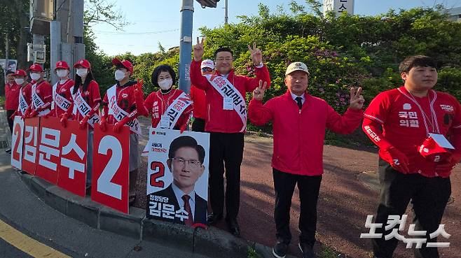 국민의힘 제주선대위가 12일 오전 제주시 보건소 사거리에서 김문수 후보 지지를 호소했다. 이인 기자