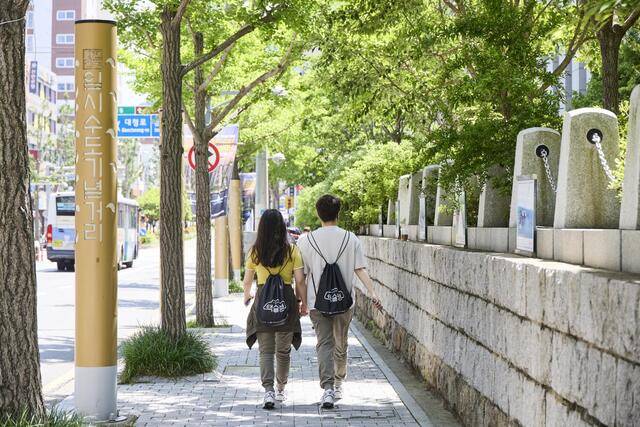 지난해 열린 ‘택슐랭’ 축제 프로그램인 ‘미션도보투어’에 참가한 시민들 모습. 부산시