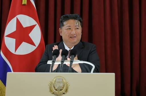 북한 노동당 기관지 노동신문은 김정은 당 총비서가 전날인 9일 러시아 조국전쟁승리(전승절) 80주년을 기념해 '존경하는 자제분'(주애)과 함께 평양에 있는 러시아대사관을 방문했다고 10일 보도했다. 평양 노동신문=뉴스1