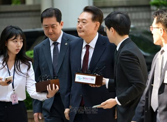 윤석열 전 대통령, 중앙지법 출석 - 12·3 비상계엄 사태와 관련해 내란 우두머리 혐의 등으로 기소된 윤석열 전 대통령이 12일 서울 서초구 서울중앙지방법원으로 출석하고 있다. 2025.05.12 사진공동취재단