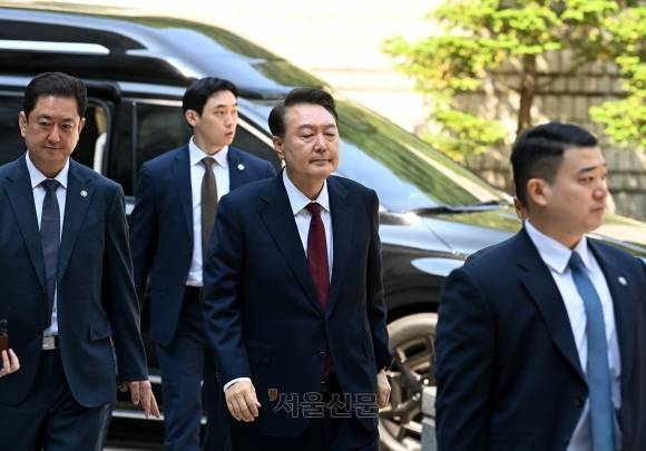 눈 감은 윤석열 - 윤석열 전 대통령이 12일 오전 서울 서초구 중앙지방법원에서 열린 내란 우두머리 혐의, 직권남용 권리행사방해 혐의 사건 3차 공판에 출석하고 있다. 2025.05.12 사진공동취재단