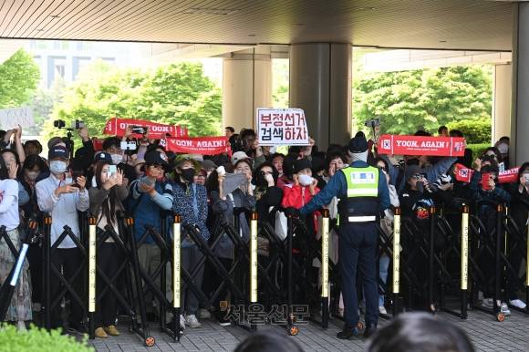 지지자 응원 - 윤석열 전 대통령이 12일 오전 서울 서초구 중앙지방법원에서 열린 내란 우두머리 혐의, 직권남용 권리행사방해 혐의 사건 3차 공판에 출석한 가운데 지지자들이 윤석열을 연호하고 있다. 2025.05.12 사진공동취재단