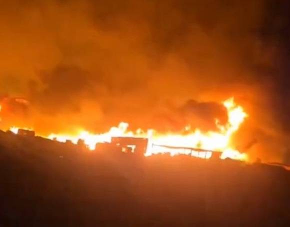 11일(현지시간) 예멘 호데이다주 라스이사 항구에서 이스라엘군 공습 이후 불길이 치솟고 있다. 출처=엑스