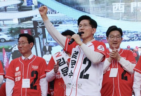 김문수 국민의힘 대선 후보가 12일 오후 대구 서문시장에서 열린 유세에서 시민들에게 지지를 호소하고 있다. 2025.5.12. 안주영 전문기자