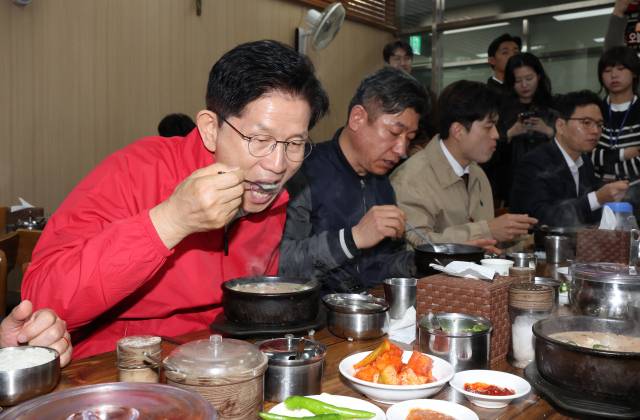 제21대 대통령 선거 공식 선거운동 첫날인 12일 김문수 국민의힘 대선 후보가 서울 송파구 가락시장을 찾아 상인들과 순대국밥을 먹고 있다. 연합뉴스