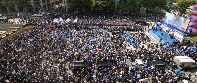 이재명 더불어민주당 대선 후보의 지지자들이 12일 서울 종로구 청계광장에서 출정식 성격으로 진행된 '빛의 혁명'을 찾아 이 후보의 유세를 지켜보고 있다. 민주당은 이날 1차 유세에 2만 명이 모였다고 밝혔다. 오승현 기자 2025.05.12