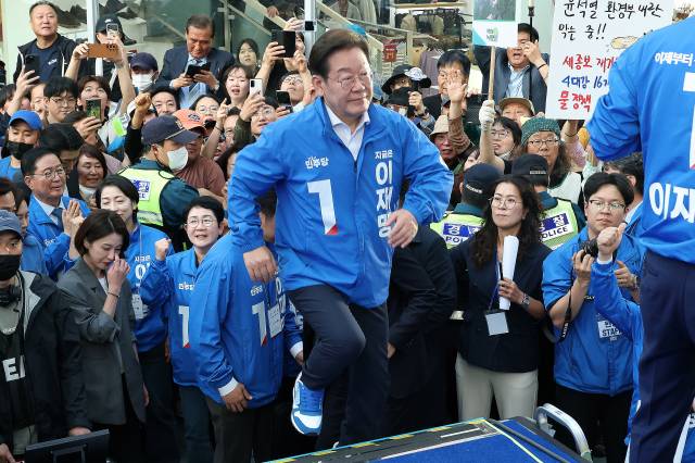 이재명 더불어민주당 대선 후보가 공식 선거운동 시작일인 12일 대전 중구 으느정이거리에서 'K-과학기술' 대전 유세를 하고 있다. 대전=오승현 기자 2025.05.12