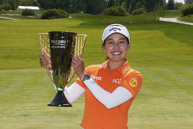 지노 티띠꾼이 미즈호 아메리카스 오픈에서 정상에 오른 뒤 챔피언 트로피를 들고 포즈를 취하고 있다. 저지시티(미 뉴저지주) | AP뉴시스