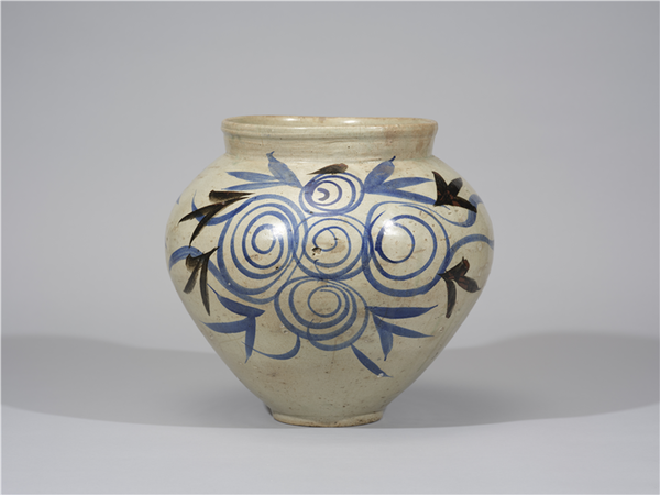 영훈뮤지엄 소장 ‘해주백자청화추상문단지’. /영훈뮤지엄 제공