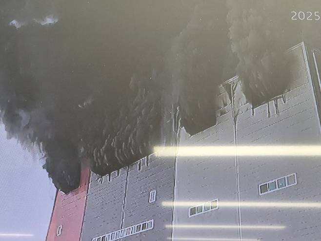 13일 오전 이천시 부발읍의 한 물류센터에서 화재가 발생해 검은 연기가 치솟고 있다. 사진=경기도소방재난본부