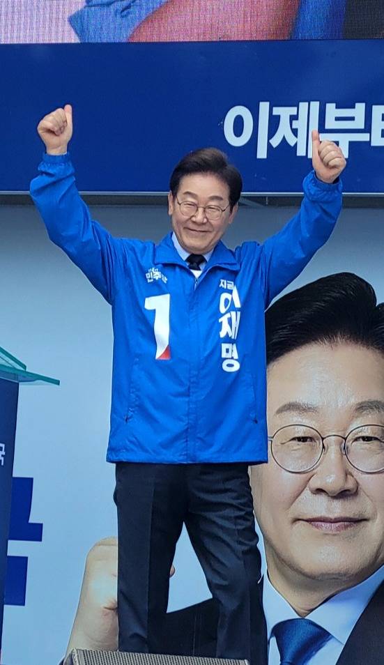 더불어민주당 이재명 대선 후보가 대구·경북(TK) 지역 유세에 나선 13일 경북 구미시 구미역광장에서 시민들에게 지지를 호소하고 있다. 이봉한 기자