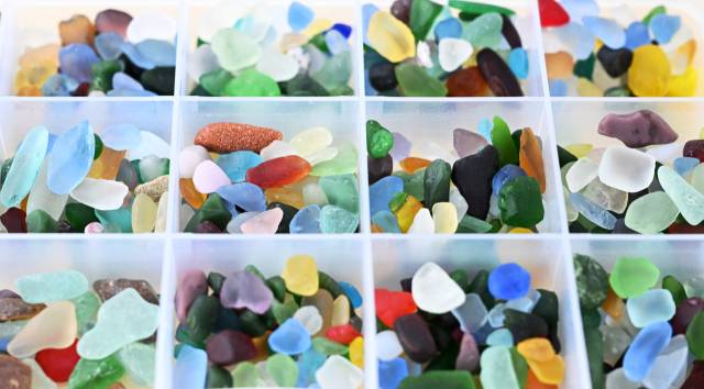 바다에 버려진 유리가 깨지고 풍화되어 형성된 유리 조각.