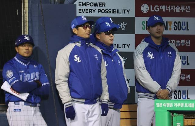 삼성 라이온즈 박진만 감독이 15일 서울 잠실야구장에서 열린 프로야구 삼성과 LG 트윈스의 경기를 지켜보고 있다.