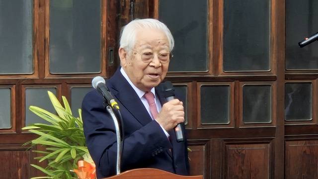 '관우장학회 20주년 기념식'과 '성주 별나라어린이 동아리 창단식' 에서 도원회 이사장이 인사말을 하고 있다. 이홍섭 기자