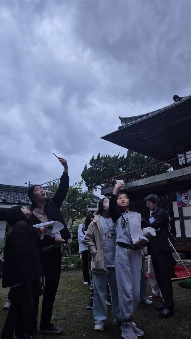 성주군 성주읍 '만산댁' 앞마당에서 '성주 별나라어린이 동아리 ' 회원들과 학부모들이 천체관측에 흥미를 보이고 있다. 이홍섭 기자