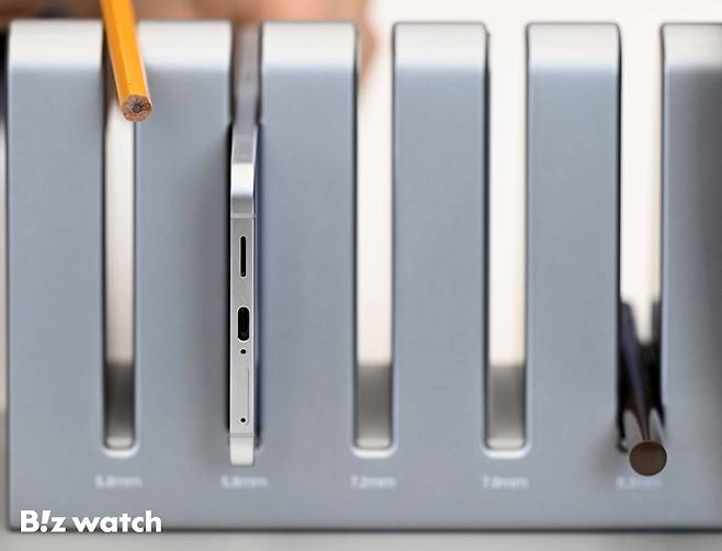 삼성전자가 13일 오전 서울 서초구 삼성 강남에서 초슬림형 스마트폰 '갤럭시 S25 엣지'를 정식 공개하고 /사진=이명근 기자 qwe123@