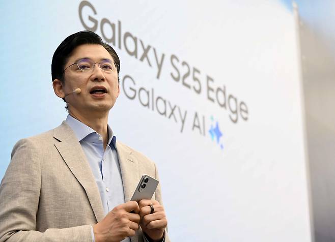 13일 '삼성 강남'에서 진행된 '갤럭시 S25 엣지' 공개 행사에서 임성택 삼성전자 한국총괄 부사장이 '갤럭시 S25 엣지'를 소개하고 있다./사진=이명근 기자 qwe123@