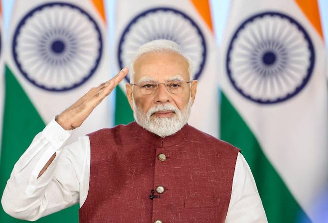 인도 총리 나렌드라 모디가 파키스탄과의 휴전 이후 국민에게 화상으로 연설하는 모습.(사진 인도 언론국 제공)
