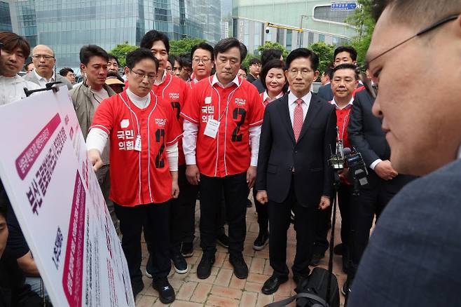 국민의힘 김문수 대선 후보가 13일 부산국제금융센터(BIFC)에서 산업은행 이전 관련 현장방문에 나서 관계자로부터 설명을 듣고 있다. (사진 = 연합뉴스)