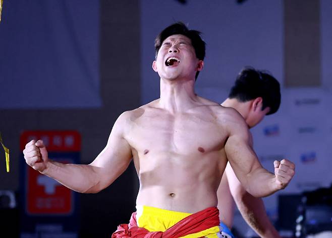 울주군청의 노범수가 금강장사 등극을 확정지은 뒤 포효하고 있다. 사진=대한씨름협회