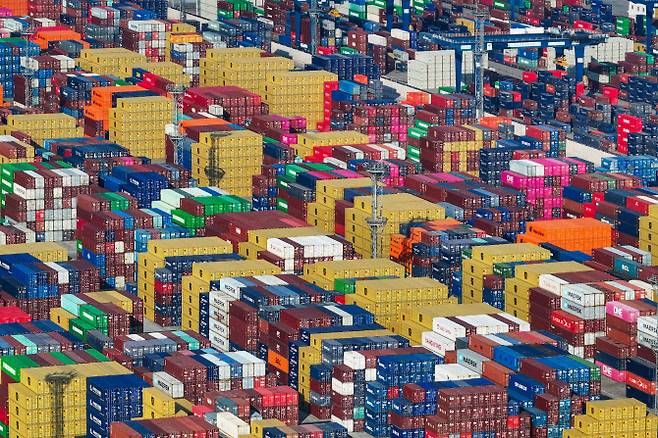 지난 12일 중국 동부 장쑤성 난징의 한 항구에 컨테이너들이 쌓여 있다.(사진= AFP)